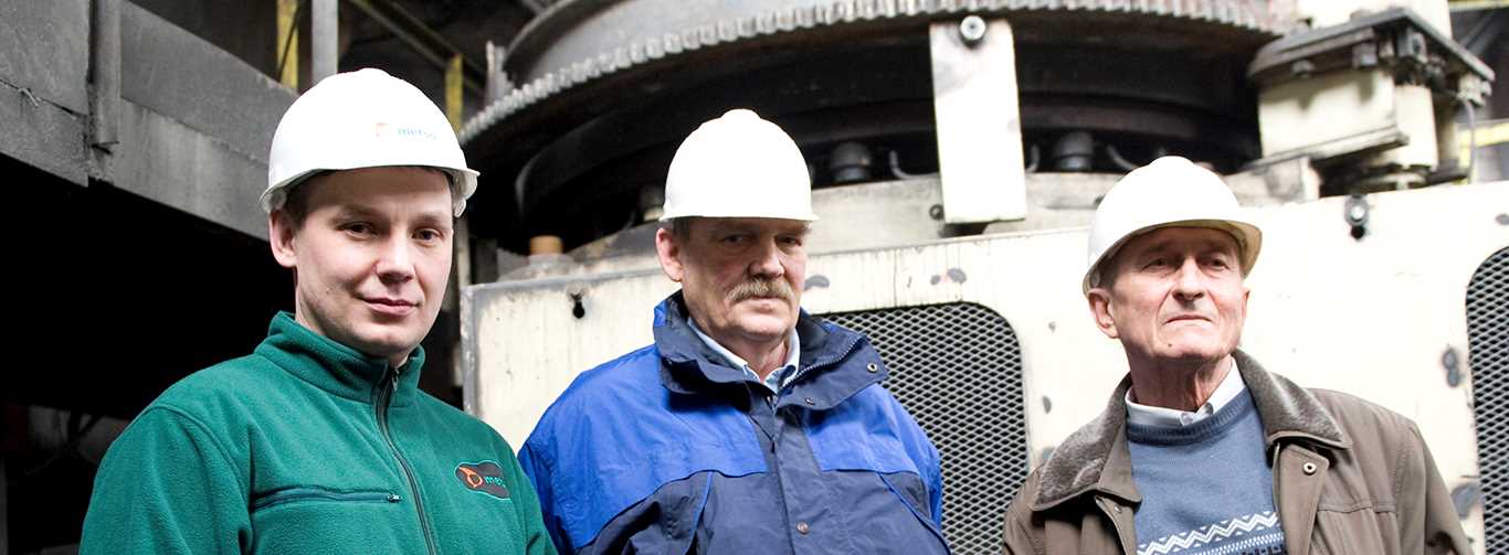 1571059231833931.jpg kmaruda-people-infrontof-metso-hp-cone-crusher.jpg