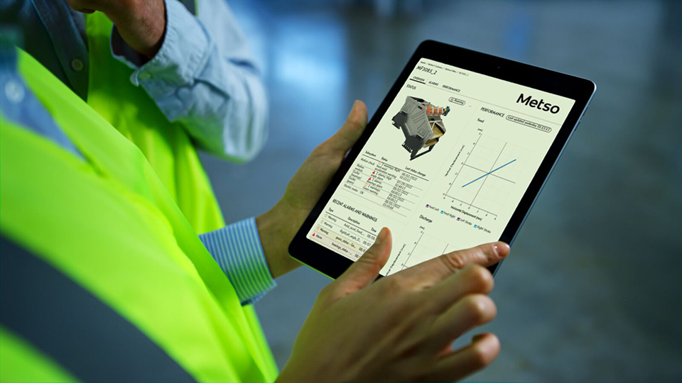 1787740603760801.jpg Overcoming blog-Worker with screening Metrics on ipad_metso-logo-blurred.jpg